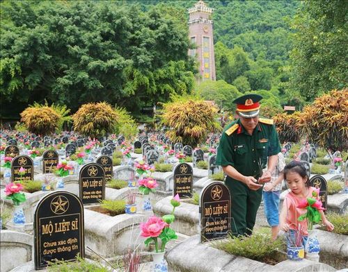 Dâng hương lên những phần mộ liệt sĩ chưa xác định thông tin tại Nghĩa trang Liệt sĩ Quốc tế Đồng Tâm.