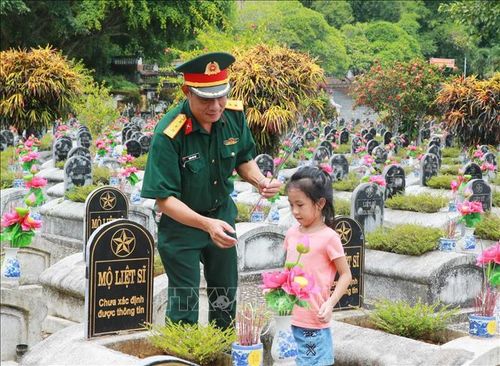 Dâng hương lên những phần mộ liệt sĩ chưa xác định thông tin tại Nghĩa trang Liệt sĩ Quốc tế Đồng Tâm.