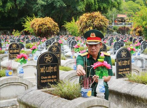 Dâng hương lên những phần mộ liệt sĩ chưa xác định thông tin tại Nghĩa trang Liệt sĩ Quốc tế Đồng Tâm.