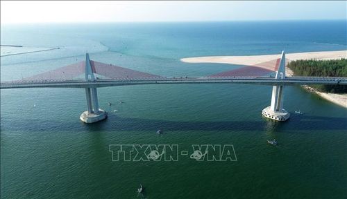 Hệ thống trụ tháp kết hợp dây văng hình chữ A được sơn màu đỏ nổi bật, tạo nên vẻ đẹp hiện đại và hoành tráng ngay cửa biển.