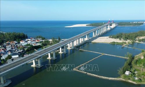 Toàn bộ hệ thống cầu được nâng đỡ bởi 2 mố và 50 trụ đặt trên hệ móng cọc khoan nhồi đường kính từ 1,5m đến 2m. Để thích ứng với môi trường biển khắc nghiệt, các hạng mục như lan can, khe co giãn và gối cầu đều được sử dụng vật liệu chống ăn mòn theo tiêu chuẩn kỹ thuật cao nhất.