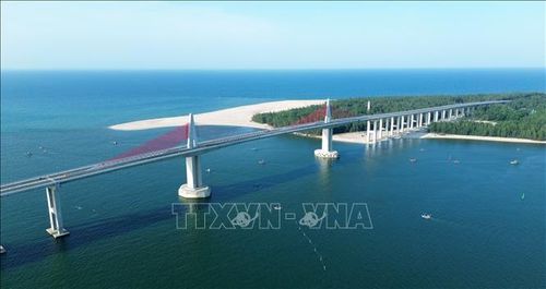 Hệ thống dây văng màu đỏ rực rỡ nổi bật giữa nền xanh của biển trời, trở thành biểu tượng nhận diện kiến trúc mới cho dải đất ven biển cố đô.
