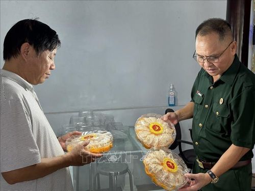 Ông Nguyễn Duy Long giới thiệu sản phẩm yến sào Kim Oanh.