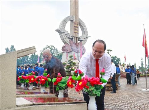 Bí thư Tỉnh ủy Cà Mau Nguyễn Hồ Hải dâng hương tưởng niệm các Anh hùng liệt sĩ tại Nghĩa trang Liệt sĩ tỉnh Cà Mau. Ảnh: Huỳnh Anh/TTXVN