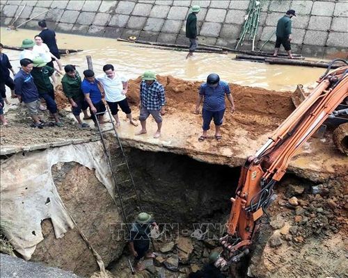 Lực lượng chức năng tập trung khắc phục sạt lở.