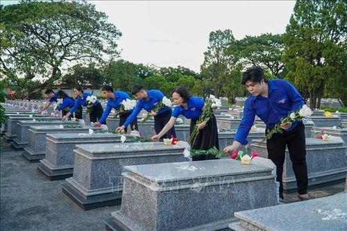 Tuổi trẻ thành phố dâng hoa, dâng hương tưởng nhớ các Anh hùng liệt sĩ nhân kỷ niệm 79 năm Ngày Thương binh - Liệt sĩ (27/7/1947 - 27/7/2026). Ảnh: Khoa Chương/TTXVN