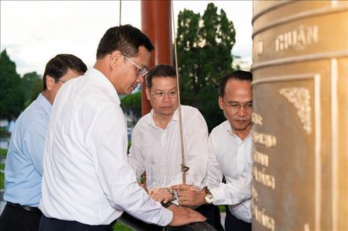 Lãnh đạo thành phố Đà Nẵng thỉnh chuông tại Lễ thắp nến tri ân các Anh hùng liệt sĩ tại Nghĩa trang Liệt sĩ thành phố. Ảnh: Khoa Chương/TTXVN