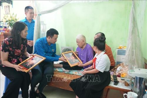 Ảnh các liệt sĩ được phục dựng trao tặng cho Mẹ Việt Nam anh hùng Nguyễn Thị Kim, phường Đông Kinh, Lạng Sơn. Ảnh: Tiến Vĩnh/TTXVN