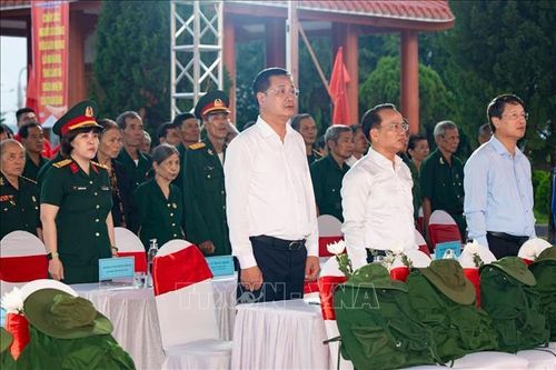 Các đại biểu thành phố Đà Nẵng tham dự chương trình thắp nến tri ân các Anh hùng liệt sĩ tại Nghĩa trang Liệt sĩ thành phố. Ảnh: Khoa Chương/TTXVN