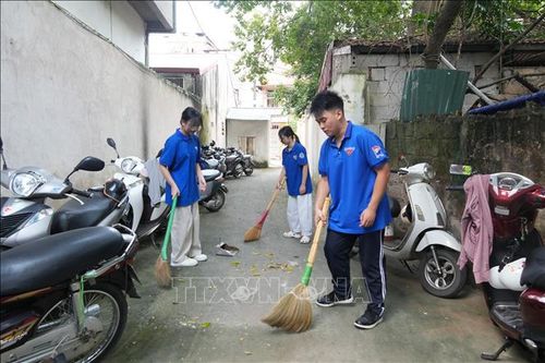 Lối đi vào nhà Mẹ Việt Nam anh hùng được các đoàn viên quét dọn. Ảnh: Tiến Vĩnh/TTXVN.