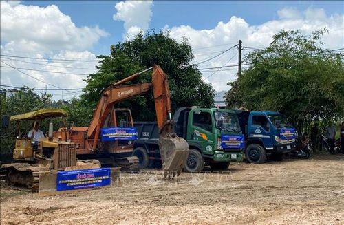 Các đơn vị triển khai thi công gói thầu rà phá bom mìn và di dời hạ tầng kỹ thuật dự án cao tốc TP Hồ Chí Minh - Mộc Bài. Ảnh minh họa: Mạnh Linh/TTXVN