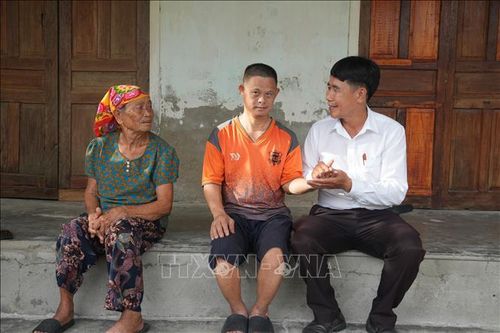 Cán bộ xã Hưng Nguyên đến thăm hỏi,động viên gia đình anh Nguyễn Văn Nam (43 tuổi), xóm Hưng Đạo 1, là nạn nhân bị nhiễm chất độc hóa học.