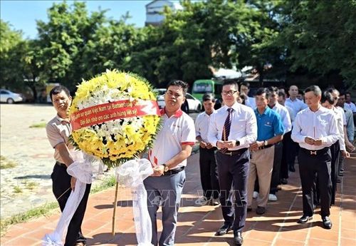Lễ dâng hương, dâng hoa do Tổng lãnh sự quán Việt Nam tại Battambang tổ chức tại Đài Hữu nghị Campuchia – Việt Nam ở thành phố Battambang, Tây Bắc Campuchia. Ảnh: TTXVN phát