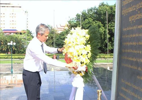 Đại sứ Nguyễn Minh Vũ chỉnh vòng hoa tại Đài Hữu nghị Campuchia – Việt Nam ở thủ đô Phnom Penh. Ảnh: Minh Hưng/PV TTXVN tại Campuchia