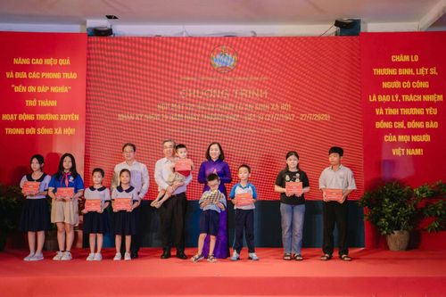 Ông Nguyễn Phước Lộc, Chủ tịch Ủy ban MTTQ Việt Nam TP Hồ Chí Minh tặng quà cho các em học sinh tại Chương trình họp mặt tri ân và chăm lo an sinh xã hội nhân kỷ niệm 79 năm Ngày Thương binh - Liệt sĩ (27/7/1947 - 27/7/2026).
