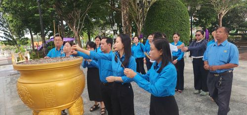 Các cán bộ Công đoàn TP Hồ Chí Minh tổ chức dâng hương tưởng nhớ các anh hùng liệt sĩ trong ngày 27/7.