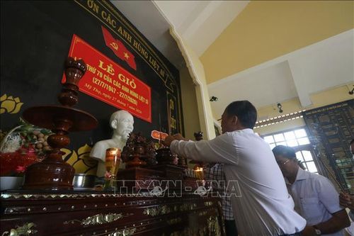 Lãnh đạo xã Mỹ Thọ (Đồng Tháp) thắp hương tri ân các Anh hùng liệt sĩ.