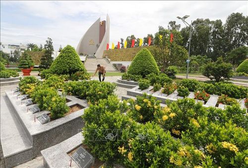 Người dân đến thắp hương tri ân các Anh hùng liệt sĩ tại Nghĩa trang liệt sĩ tỉnh (phường Mỹ Trà).
