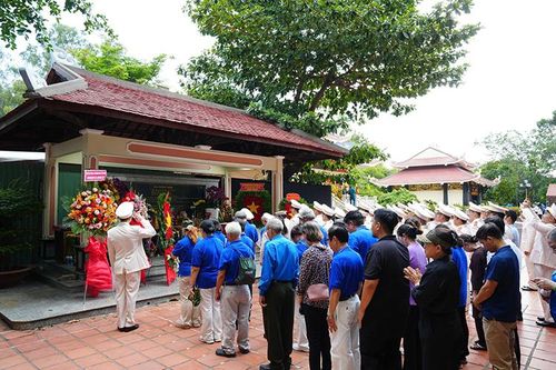Đoàn dâng hương, dâng hoa tại Nhà bia tưởng niệm các Anh hùng liệt sĩ.