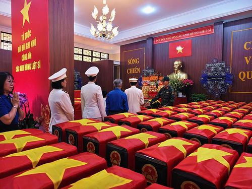 Đoàn cũng đã dâng hương tại Nhà quàn hài cốt các liệt sĩ.