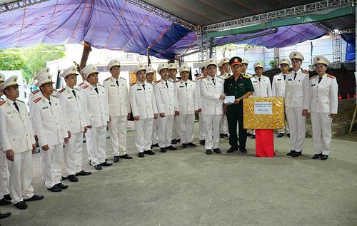 Ban Thanh niên và Ban Phụ nữ Công an TP Hồ Chí Minh đã trao tặng các phần quà động viên lực lượng đang thực hiện nhiệm vụ tìm kiếm và quy tập hài cốt liệt sĩ.