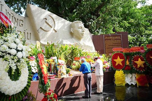 Trong không khí trang nghiêm, các đại biểu thành kính dâng hương, dâng hoa tưởng niệm cố Tổng Bí thư Trần Phú.