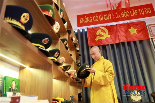 Đại đức Thích Thanh Toàn cẩn thận lau chùi, bảo quản từng kỷ vật trong bộ sưu tập.