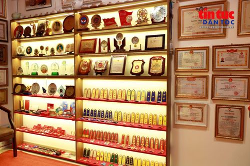 Không gian trưng bày trở thành điểm đến của nhiều bạn trẻ yêu lịch sử và mong muốn tìm hiểu về truyền thống dân tộc.