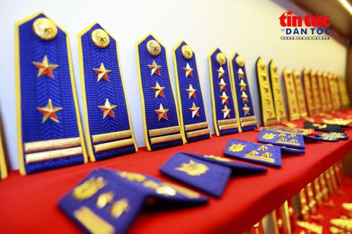 Mỗi quân hàm, quân phục, huân chương đều gắn với câu chuyện về quá trình công tác và cống hiến của các cán bộ, chiến sĩ.