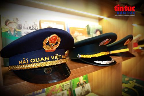 Những chiếc mũ kêpi cấp tướng được các vị chỉ huy tin tưởng trao tặng Đại đức Thích Thanh Toàn để lưu giữ.