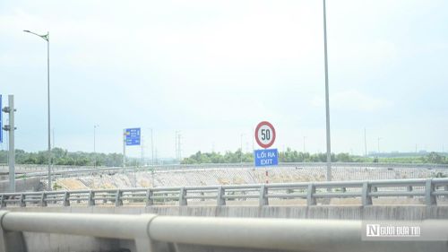 Theo ghi nhận của phóng viên, diện mạo tuyến đường đang thay đổi từng ngày. Hàng loạt biển báo giao thông, biển chỉ dẫn, dải phân cách và lan can an toàn đã được lắp đặt đồng bộ. 