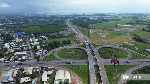 Nút giao kết nối tuyến đường T1 với Quốc lộ 51 được nhìn từ trên cao. Các hạng mục giao thông và cảnh quan đang được hoàn thiện, sẵn sàng đồng bộ với tiến độ đưa Cảng hàng không quốc tế Long Thành vào khai thác năm 2026.