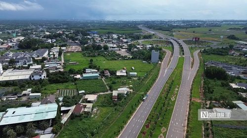 Khi những cột đèn đồng loạt thắp sáng, biển chỉ dẫn được lắp đặt hoàn chỉnh, hàng cây xanh dần phủ kín hai bên đường và từng vạch sơn cuối cùng được hoàn thiện, tuyến đường vào Cảng hàng không quốc tế Long Thành không chỉ sẵn sàng về đích, mà còn đang khoác lên mình diện mạo hiện đại, xứng tầm cửa ngõ của một siêu sân bay quốc tế.