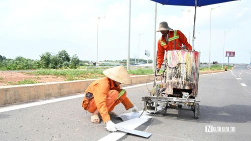 Anh Nguyễn Văn Hùng, công nhân thi công sơn đường, chia sẻ: "Đây là hạng mục cuối nhưng rất quan trọng. Chúng tôi làm việc liên tục để bảo đảm từng vạch sơn đúng tiêu chuẩn kỹ thuật, giúp phương tiện lưu thông an toàn khi sân bay đưa vào khai thác".