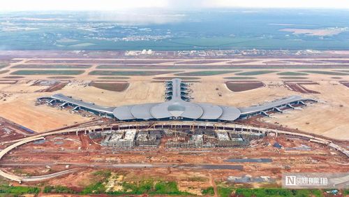 Theo quy hoạch, giai đoạn 1 của Cảng hàng không quốc tế Long Thành có công suất phục vụ khoảng 25 triệu lượt hành khách và 1,2 triệu tấn hàng hóa mỗi năm. Vì vậy, việc hoàn thiện đồng bộ hệ thống giao thông kết nối đóng vai trò quyết định, bảo đảm khả năng khai thác hiệu quả ngay từ những chuyến bay đầu tiên.