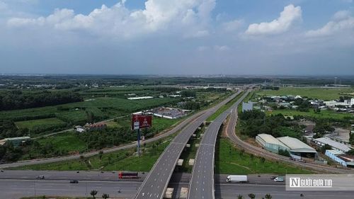 Tuyến đường T1 kết nối trực tiếp Cảng hàng không quốc tế Long Thành với Quốc lộ 51 được nhìn từ trên cao, đang bước vào giai đoạn hoàn thiện các hạng mục cuối để sẵn sàng đồng bộ với siêu sân bay vào năm 2026.