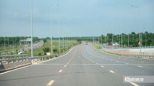 Hệ thống đèn chiếu sáng trải dài trên toàn tuyến cũng cơ bản hoàn thiện, nhiều đoạn đã tiến hành đấu nối và chạy thử, tạo nên diện mạo hiện đại cho cửa ngõ dẫn vào siêu sân bay.