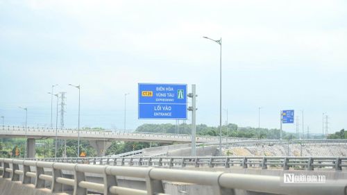 Biển chỉ dẫn hướng vào cao tốc Biên Hòa - Vũng Tàu và các tuyến kết nối được hoàn thiện, góp phần bảo đảm tổ chức giao thông thuận lợi khi sân bay Long Thành đi vào khai thác.