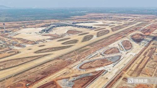 Toàn cảnh Cảng hàng không quốc tế Long Thành nhìn từ trên cao. Việc đẩy nhanh hoàn thiện các tuyến đường kết nối T1, T2 sẽ góp phần bảo đảm hạ tầng giao thông đồng bộ khi siêu sân bay đưa vào khai thác năm 2026.
