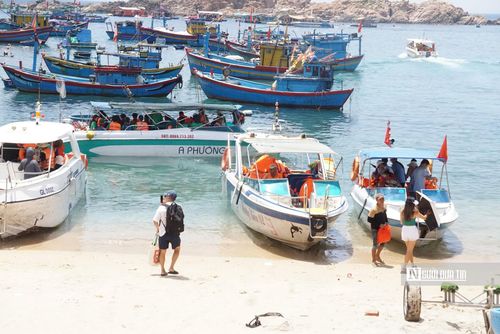 Mùa cao điểm, du khách ra Hòn Khô rất đông