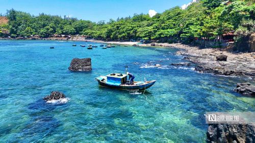 "Ba Làng An lặng sóng, gần bờ ngoài chụp nhiều ản đẹp, gia đình tôi còn xem ngư dân bắt nhum, trải nghiệm cuộc sống của ngư dân địa phương", anh Hùng chia sẻ.
