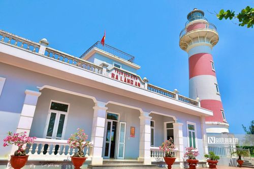 Không chỉ có miệng núi lửa, mũi Ba Làng An còn sở hữu ngọn hải đăng cao 36 m nằm trên mỏm đá ngoài cùng. Từ đây, du khách có thể ngắm toàn cảnh mũi Ba Làng An, quan sát đặc khu Lý Sơn cách đất liền khoảng 17 hải lý với ba ngọn núi lửa lớn nổi bật giữa biển khơi.