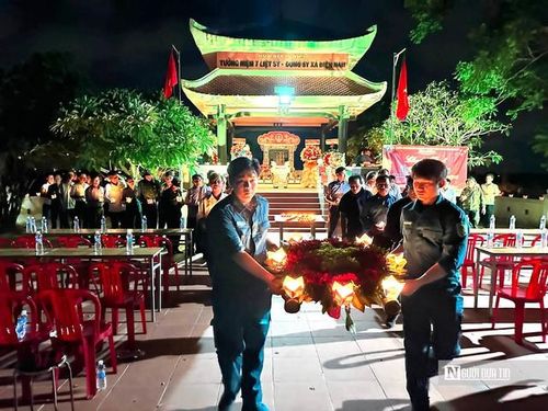 Các thế hệ người dân dâng hương tại Nhà bia tưởng niệm 7 liệt sĩ - dũng sĩ xã Điện Nam, tri ân những người đã hy sinh vì độc lập, tự do của dân tộc.