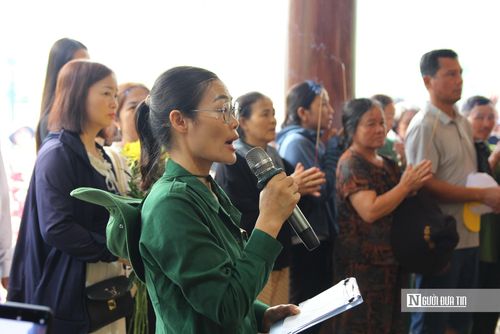 Giữa trưa, giọng chị Xoan vẫn trầm bổng khi kể về lịch sử khu di tích, về những hy sinh đã hóa thành bất tử.