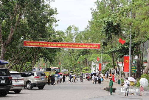 Những ngày tháng Bảy, nhiều đoàn du khách đến Khu di tích lịch sử Ngã ba Đồng Lộc để tri ân các Anh hùng liệt sĩ.