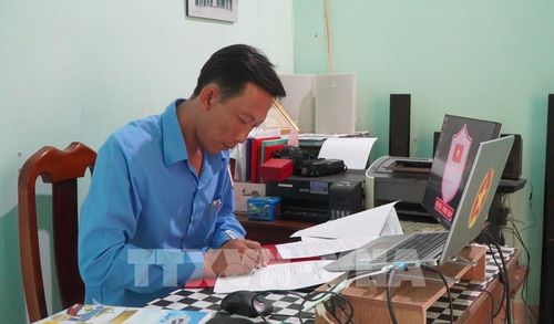 Cán bộ Đội K91 ghi chép, xử lý thông tin được cung cấp về hài cốt liệt sĩ. Ảnh: Nhựt An - TTXVN