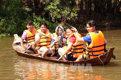 Du khách trải nghiệm dỡ chà cá. Ảnh: Hồng Nhung - TTXVN