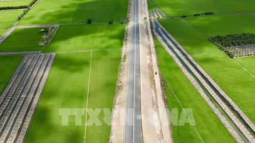 Đoạn tuyến cao tốc Châu Đốc - Cần Thơ - Sóc Trăng qua phường Vĩnh Tế, tỉnh An Giang nổi bật giữa những cánh đồng lúa xanh mướt. Ảnh: Thanh Sang - TTXVN