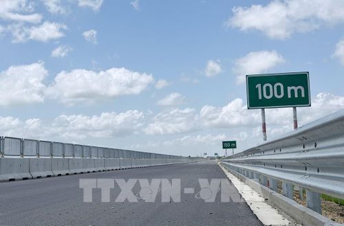 Hệ thống biển báo cảnh báo, lan can và lưới chống chói trên tuyến cao tốc Châu Đốc - Cần Thơ - Sóc Trăng, đoạn qua phường Vĩnh Tế, tỉnh An Giang đã được lắp đặt hoàn chỉnh. Ảnh: Thanh Sang - TTXVN