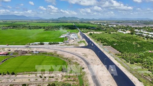 Đoạn đầu tuyến cao tốc Châu Đốc - Cần Thơ - Sóc Trăng tại nút giao kết nối với Quốc lộ 91 (phường Vĩnh Tế, tỉnh An Giang) đã hoàn thành thảm nhựa mặt đường trên tuyến chính và hai đường dẫn lên, xuống cao tốc. Ảnh: Thanh Sang - TTXVN